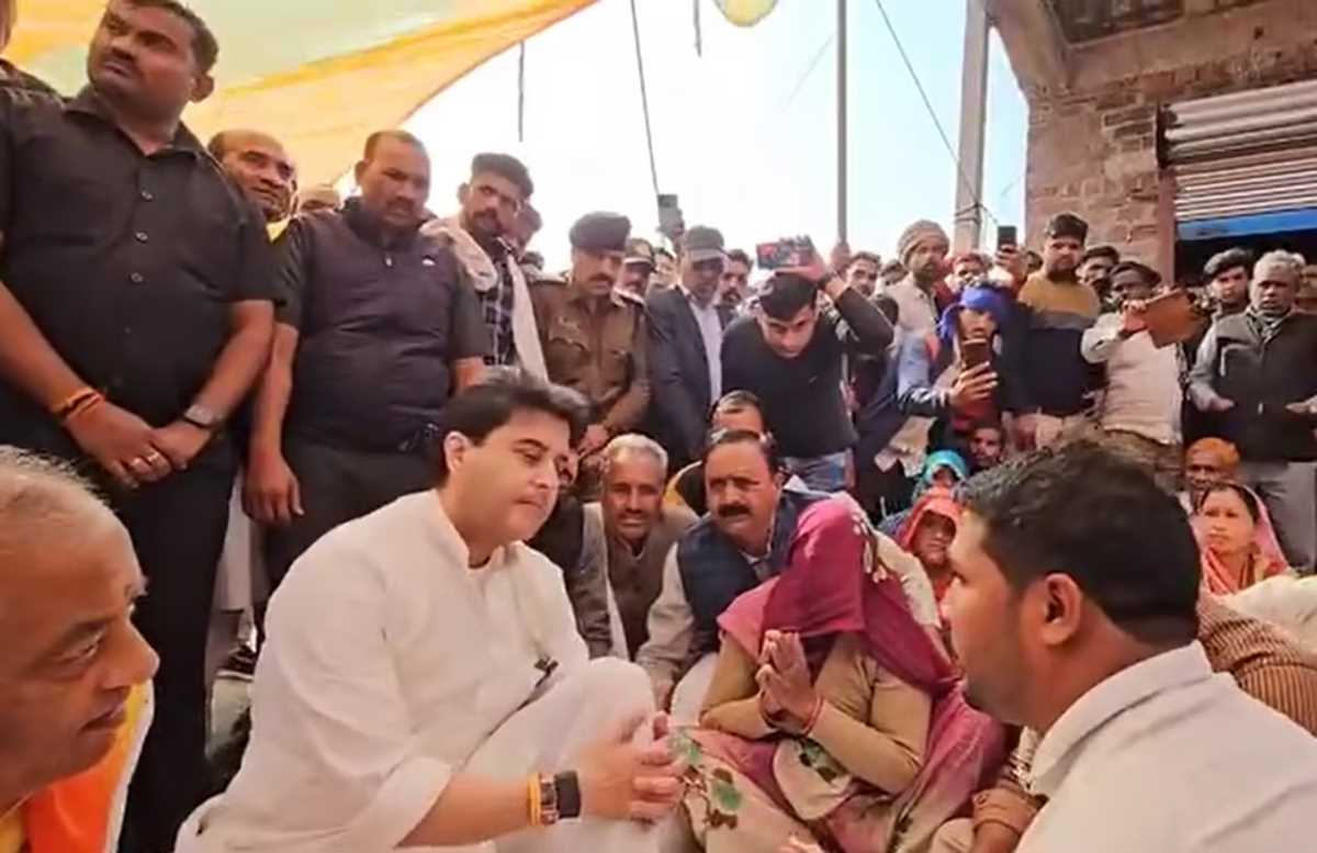 ज्योतिरादित्य सिंधिया मृतक दलित युवक के परिजनों से मिले, देखकर मां हो गई भावुक